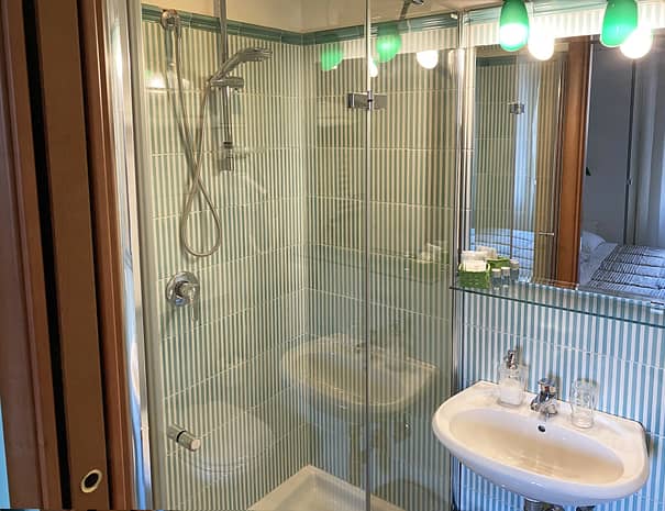 Camera verde bagno privato doccia