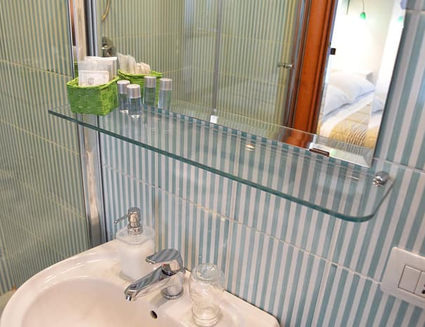 Camera verde bagno privato lavandino