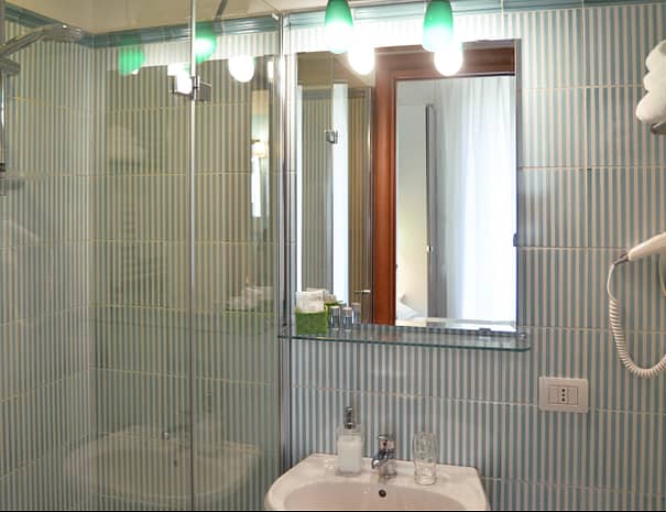 Camera verde bagno privato specchio